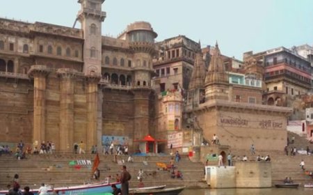 The Legendary Ghats of Varanasi: Exploring the Spiritual Essence Along the Banks of the Ganges