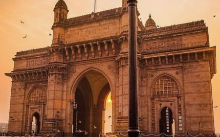 Mumbai: Exploring Iconic Landmarks, Scenic Waterfronts, and Bollywood Glamour
