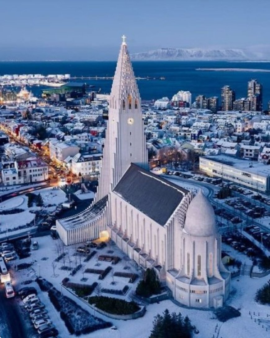 Top 5 Must-Visit Places in Iceland: Reykjavik, Golden Circle, Jökulsárlón Glacier Lagoon, Blue Lagoon, and Vatnajökull National Park.